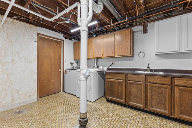 2365 S Green Links DRIVE, West Allis, WI 53227