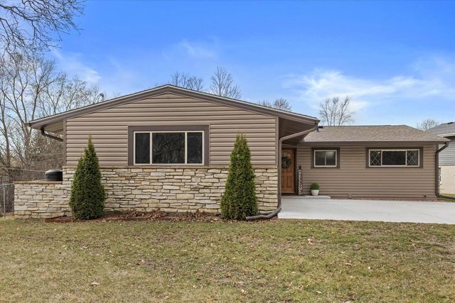 2365 S Green Links DRIVE, West Allis, WI 53227