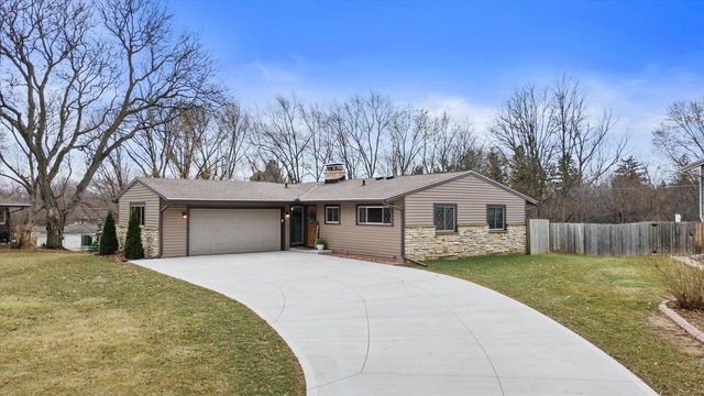 2365 S Green Links DRIVE, West Allis, WI 53227