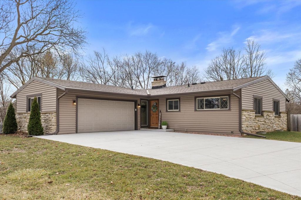 2365 S Green Links DRIVE, West Allis, WI 53227