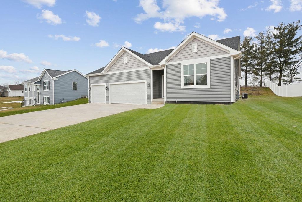 210 Linden LANE, Delavan, WI 53115