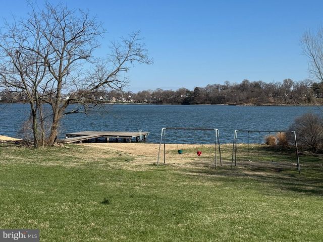 8229 FORT SMALLWOOD RD, Baltimore, MD 21226