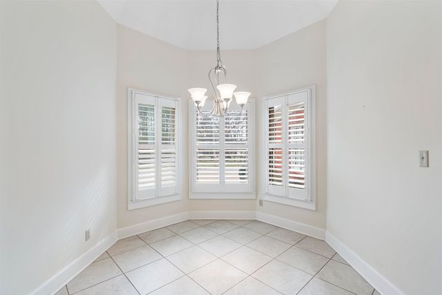 308 LAKE CIR, Bolivar, TN 38008