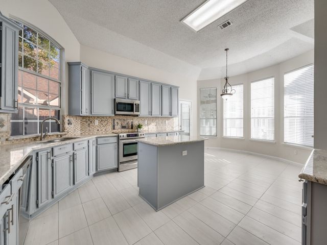 214 Jennifer Lane, Arlington, TX 76002