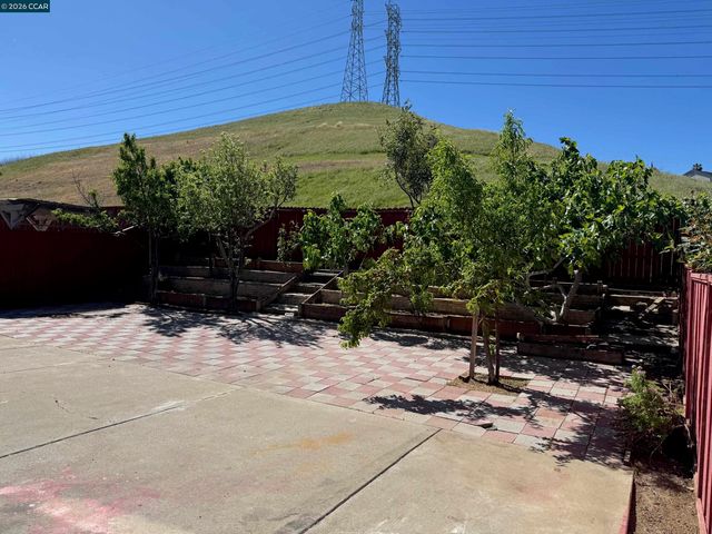 2268 Oak Hills Dr, Pittsburg, CA 94565