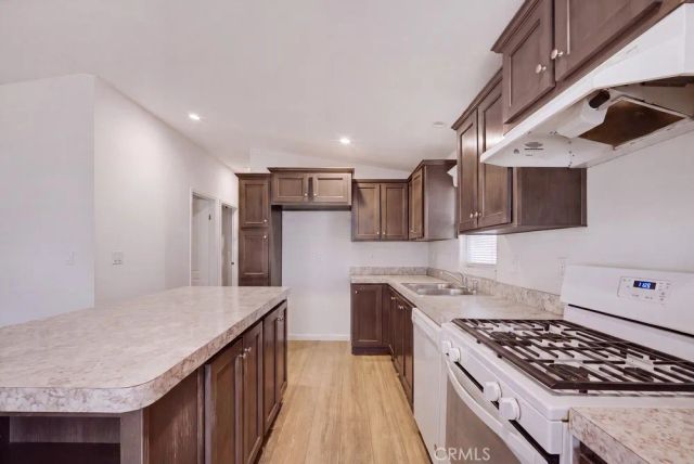 1097 State, Hemet, CA 92543