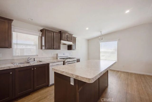 1097 State, Hemet, CA 92543