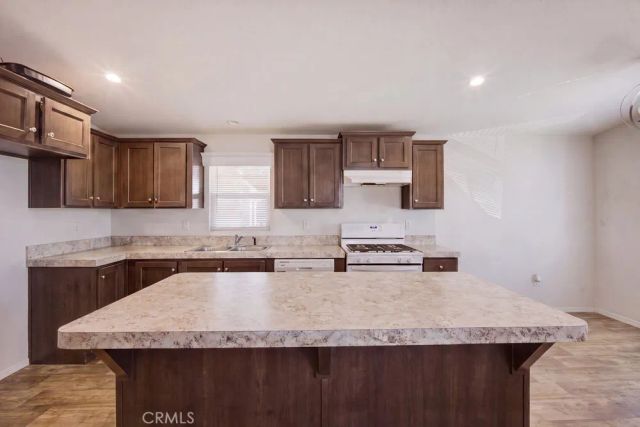 1097 State, Hemet, CA 92543