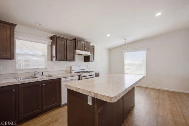 1097 State, Hemet, CA 92543