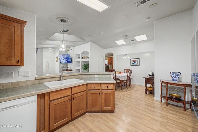 3301 S GOLDFIELD Road 2122, Apache Junction, AZ 85119