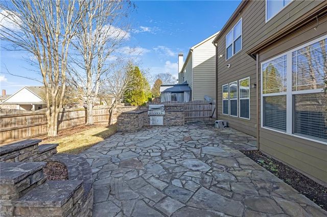 2048 Village Crest NW Drive, Atlanta, GA 30318