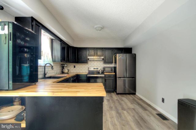 14 BLUE JAY DR, Clementon, NJ 08021
