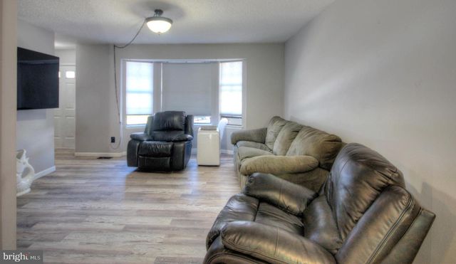 14 BLUE JAY DR, Clementon, NJ 08021