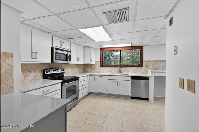 12852 LONGVIEW Drive W, Jacksonville, FL 32223