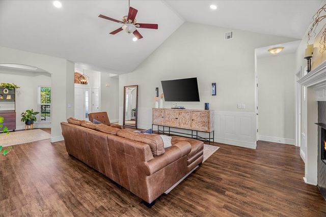 605 SW Duke Avenue, Bentonville, AR 72712