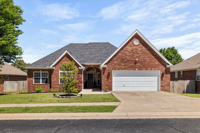 605 SW Duke Avenue, Bentonville, AR 72712