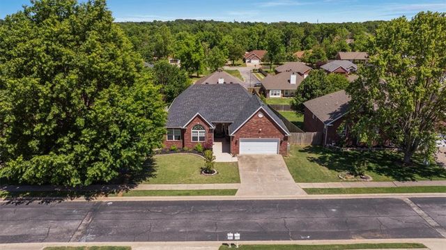 605 SW Duke Avenue, Bentonville, AR 72712