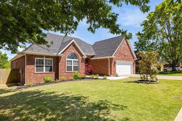 605 SW Duke Avenue, Bentonville, AR 72712