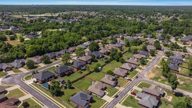605 SW Duke Avenue, Bentonville, AR 72712