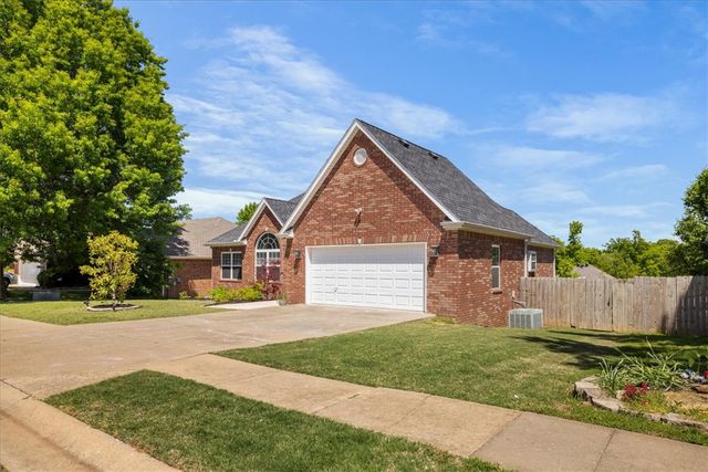 605 SW Duke Avenue, Bentonville, AR 72712