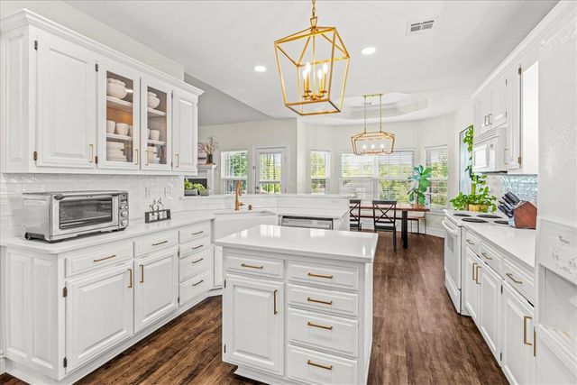 605 SW Duke Avenue, Bentonville, AR 72712