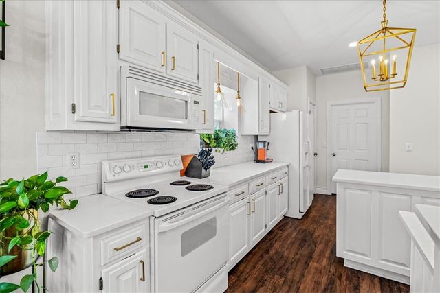 605 SW Duke Avenue, Bentonville, AR 72712