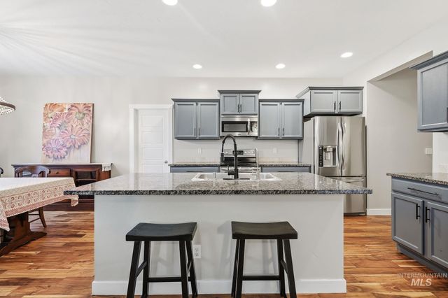 5120 N Diamond Creek Ave, Meridian, ID 83646
