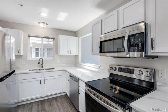 1111 Beaver Run, Troy, MI 48083