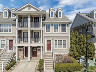 1111 Beaver Run, Troy, MI 48083