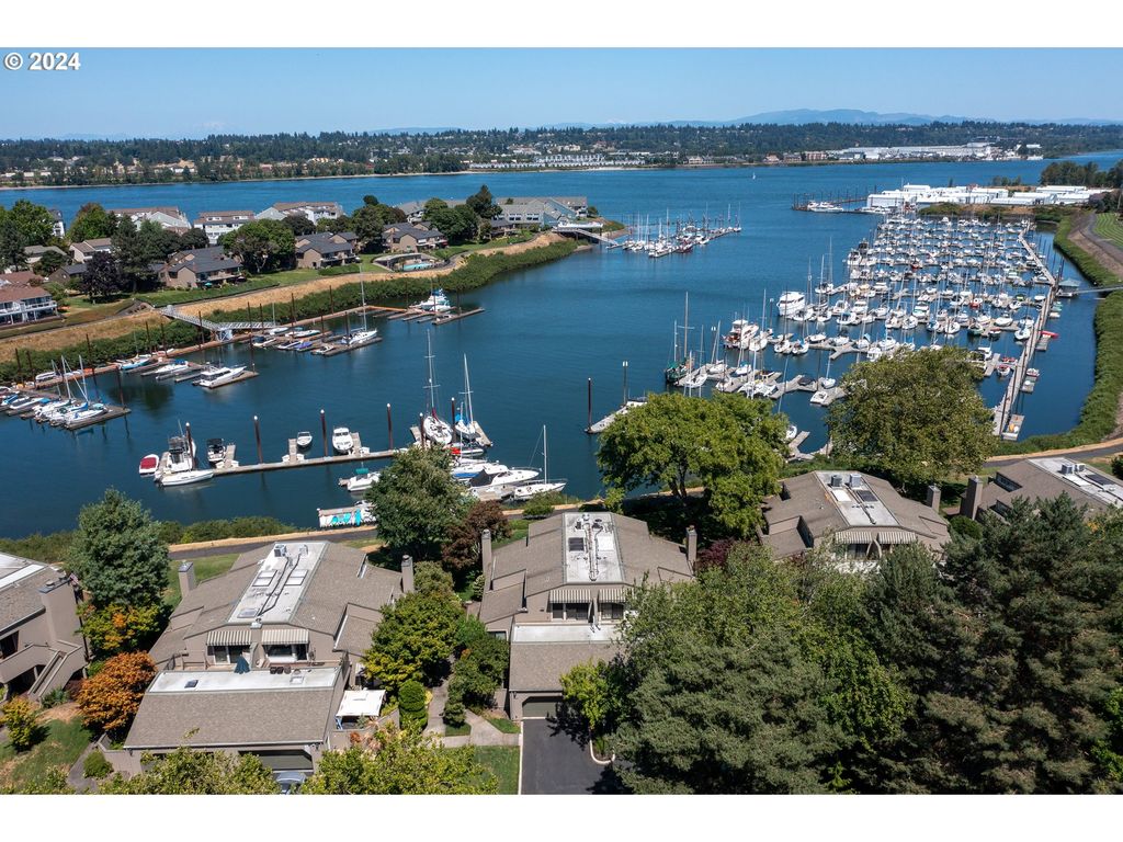 513 N TOMAHAWK ISLAND Dr, Portland, OR 97217