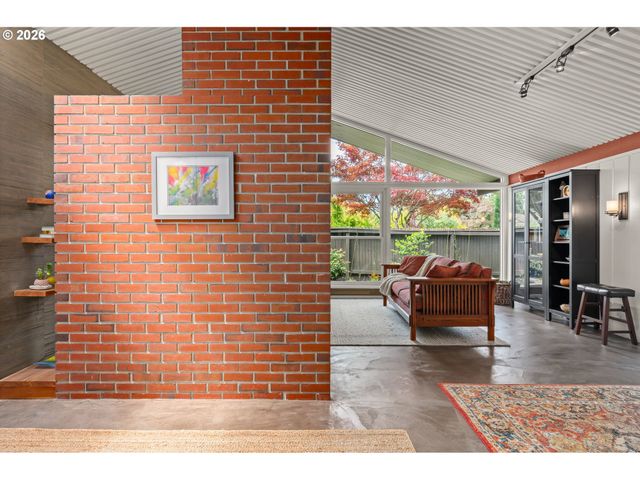 293 ROAN Dr, Eugene, OR 97401