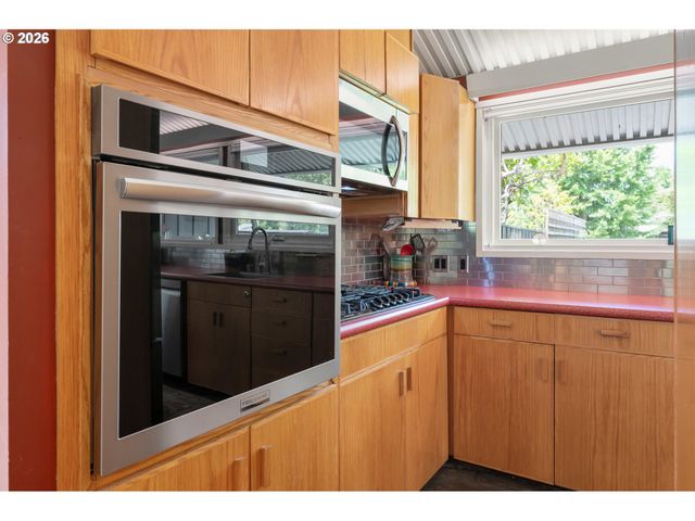 293 ROAN Dr, Eugene, OR 97401