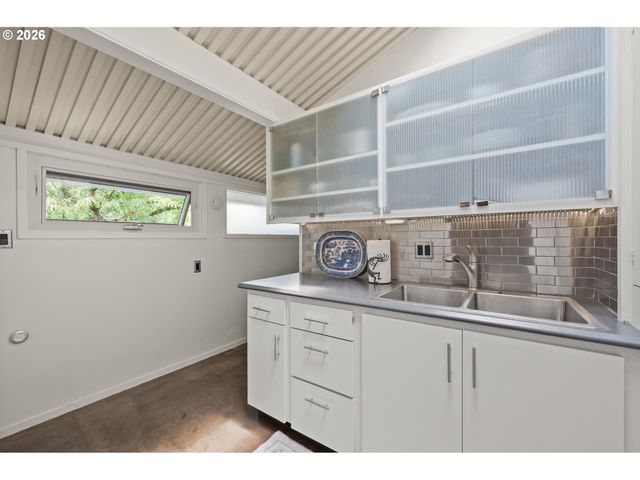 293 ROAN Dr, Eugene, OR 97401