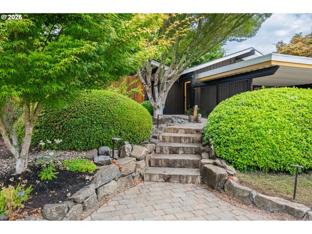 293 ROAN Dr, Eugene, OR 97401