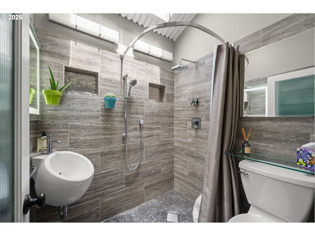 293 ROAN Dr, Eugene, OR 97401