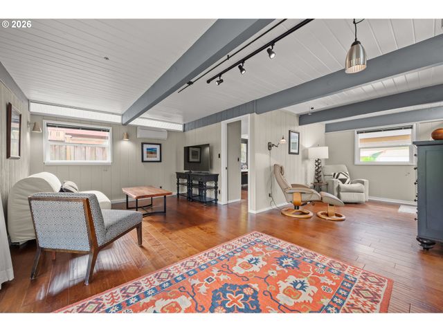 293 ROAN Dr, Eugene, OR 97401
