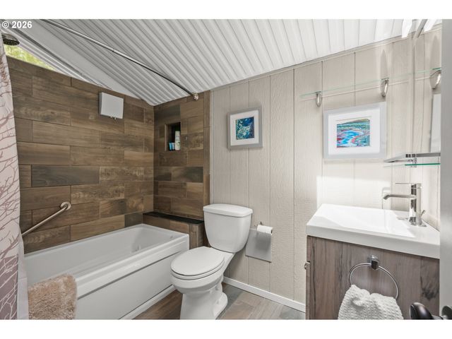293 ROAN Dr, Eugene, OR 97401