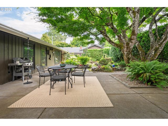 293 ROAN Dr, Eugene, OR 97401