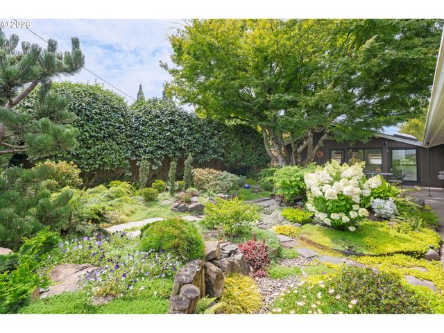 293 ROAN Dr, Eugene, OR 97401