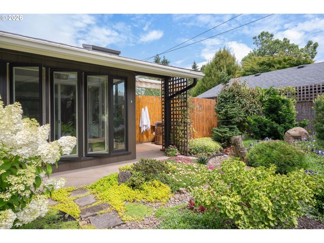293 ROAN Dr, Eugene, OR 97401
