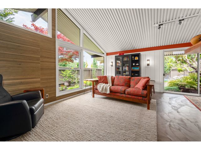 293 ROAN Dr, Eugene, OR 97401