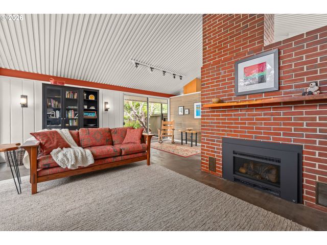 293 ROAN Dr, Eugene, OR 97401