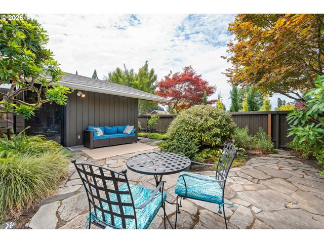 293 ROAN Dr, Eugene, OR 97401
