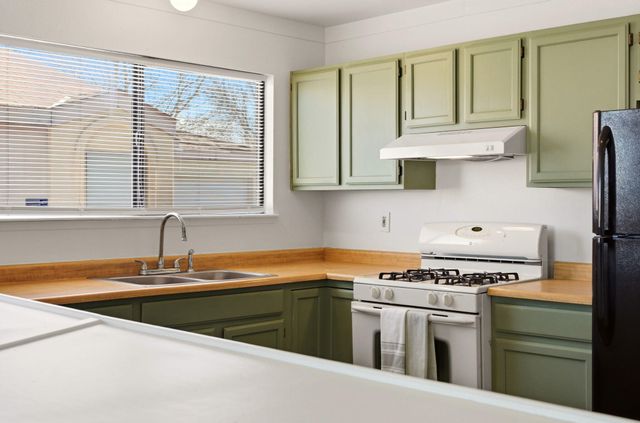 1817 Peach Road NE, Rio Rancho, NM 87144