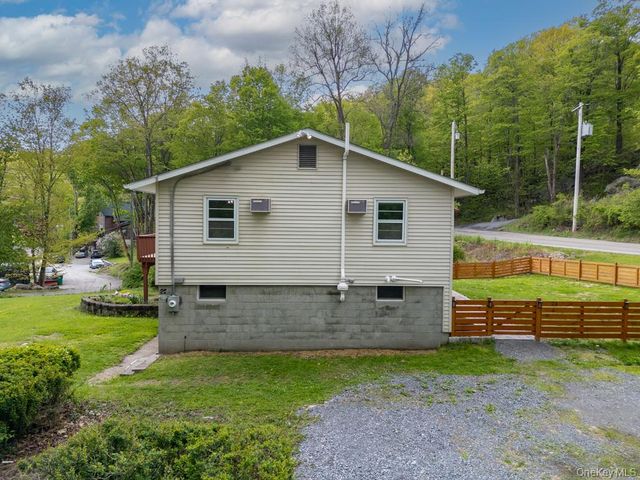 23 Lakeview Drive, Holmes, NY 12531