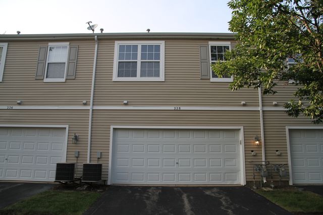 228 Springbrook Trail S, Oswego, IL 60543