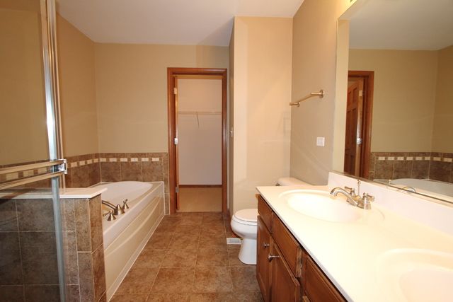 228 Springbrook Trail S, Oswego, IL 60543