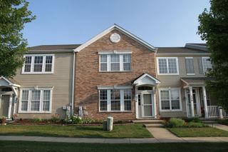 228 Springbrook Trail S, Oswego, IL 60543