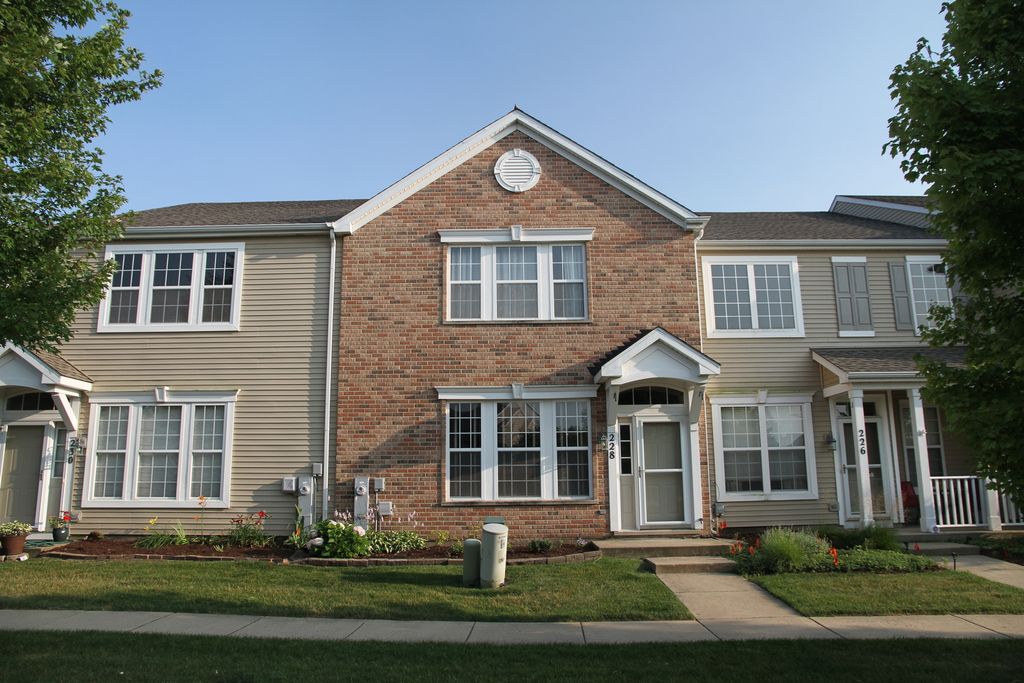 228 Springbrook Trail S, Oswego, IL 60543
