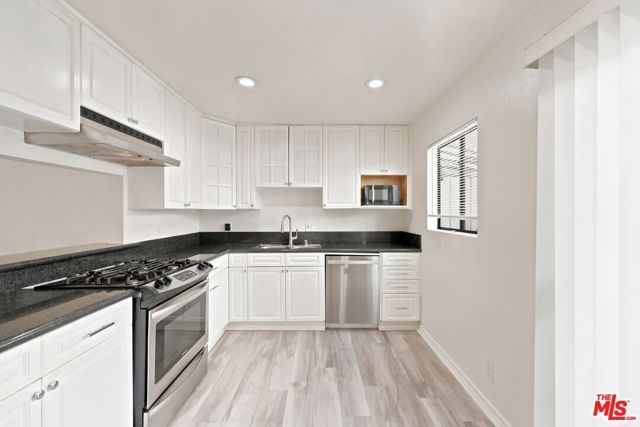 14937 Sherman Way 2, Van Nuys (los Angeles), CA 91405